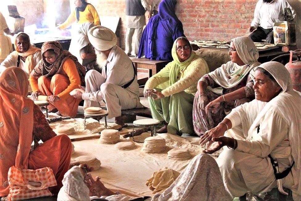 amritsar-cuisine-femmes-temple-inde Femmes faisant la cuisine derrière les tempes à Amritsar en Inde du Nord | Au Tigre Vanillé