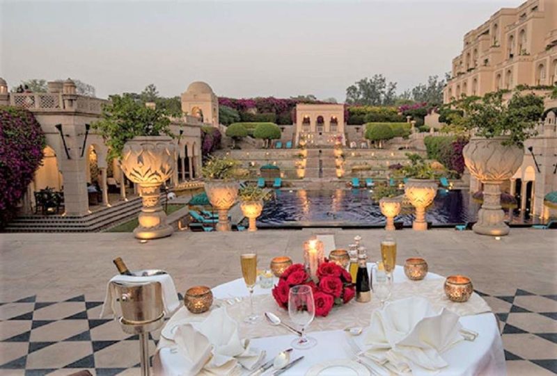 Diner au bord de la piscine de l'hotel Oberoi à Agra - Inde | Au Tigre Vanillé