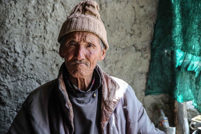 Portrait d'un viel homme artisan au Ladakh - Inde himalayenne | Au Tigre Vanillé