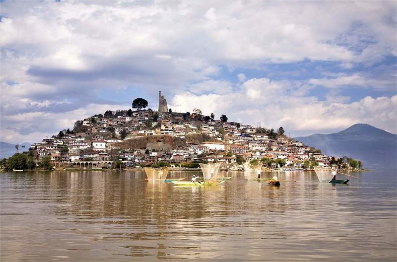 Fishermen with Nets Janitizo Island Patzcuaro Lake Mexico Navigation jusqu'à l'île de Janitzio - Mexique | Au Tigre Vanillé