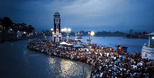 Processions religieuses sur le gange et bougies à l'hotel Ananda de Rishikesh en Inde du Nord | Au Tigre Vanillé