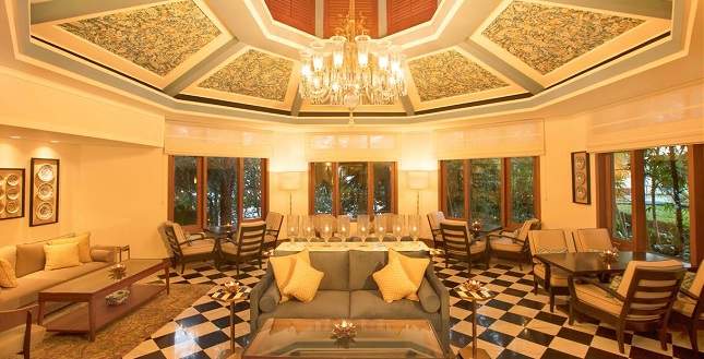 Lounge de l'hotel Ananda de Rishikesh en Inde du Nord | Au Tigre Vanillé