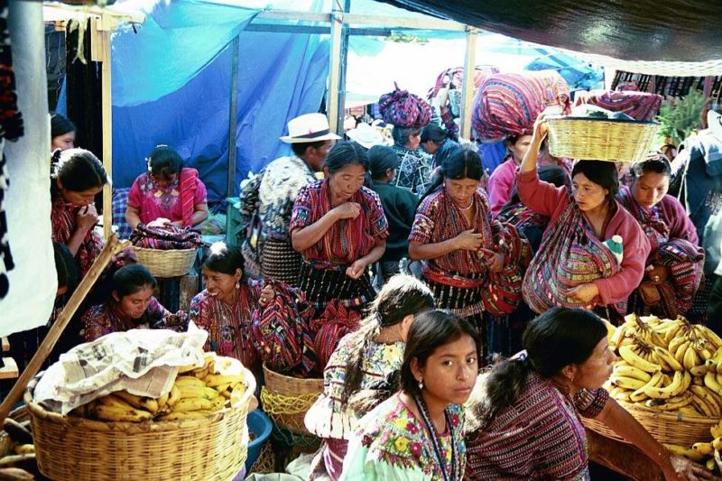 femmes-marche-solola-atitlan-guatemala Immersion dans l'ambiance du marché de Solola - Guatemala | Au Tigre Vanillé