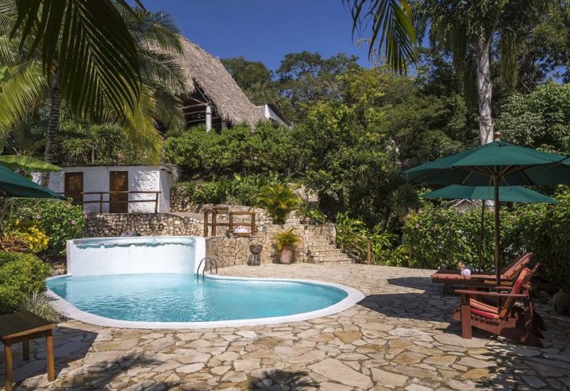 Piscine de l'hôtel La Lancha à Petén Itza - Guatemala | Au Tigre Vanillé