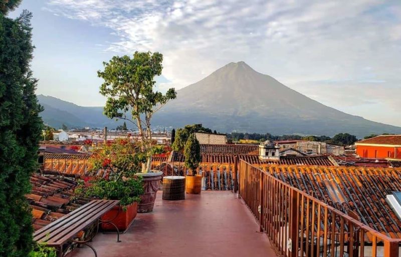 Terrasse de l'hôtel Meson de Maria à Antigua - Guatemala | Au Tigre Vanillé