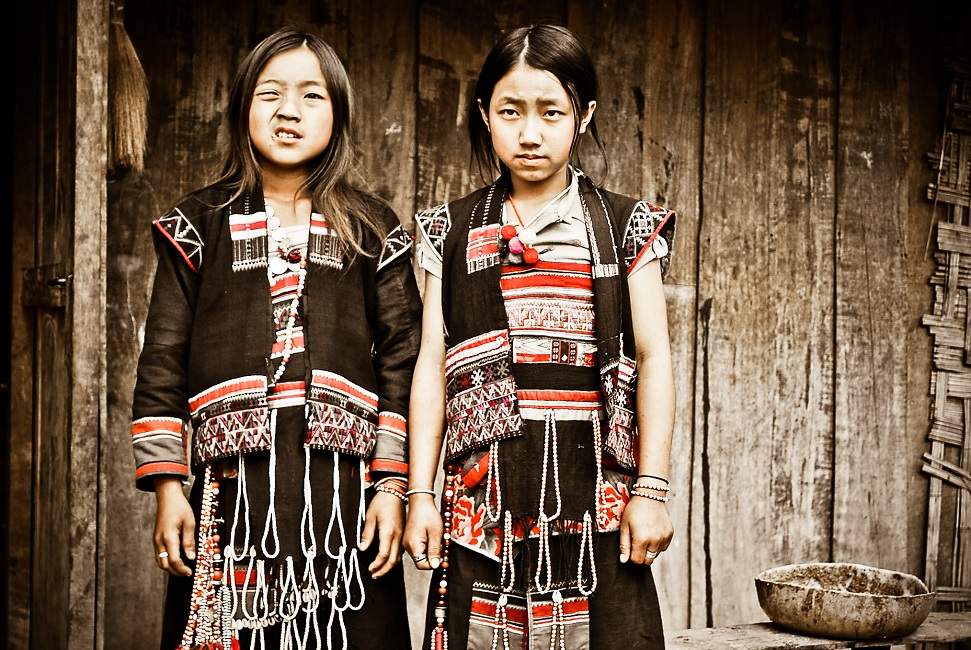 Deux femmes de minorité Ikhos ou Akkha à Muang La - Laos | Au Tigre Vanillé