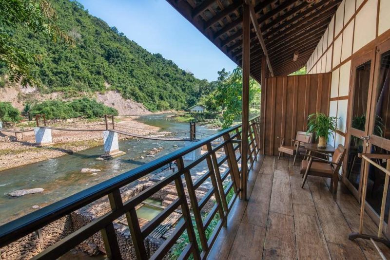 Balcon avec vue sur la rivière d'un hotel lodge à Muang La - Laos | Au Tigre Vanillé