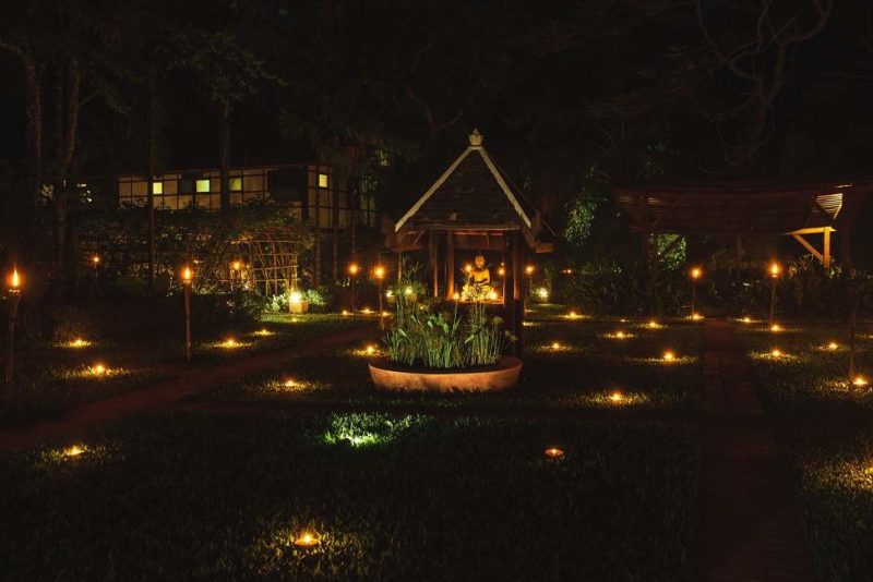 Jardin de nuit d'un hotel lodge à Muang La - Laos | Au Tigre Vanillé
