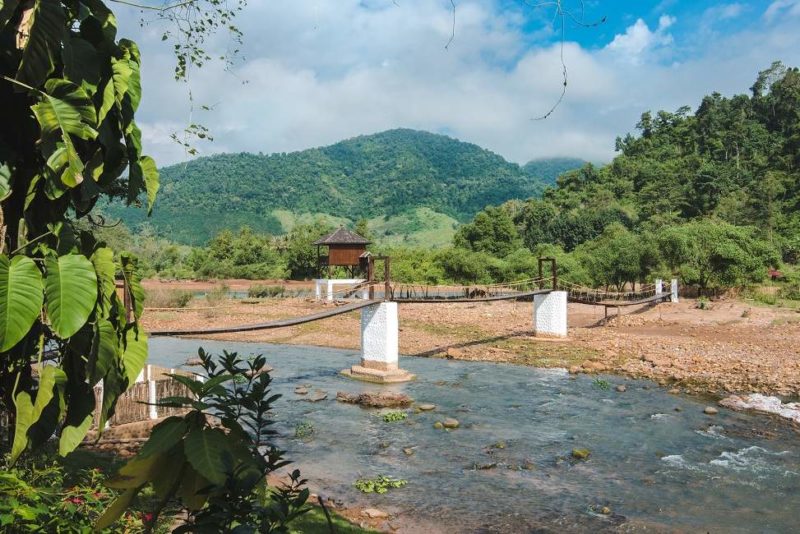 Vue sur un pont d'un hotel lodge à Muang La - Laos | Au Tigre Vanillé