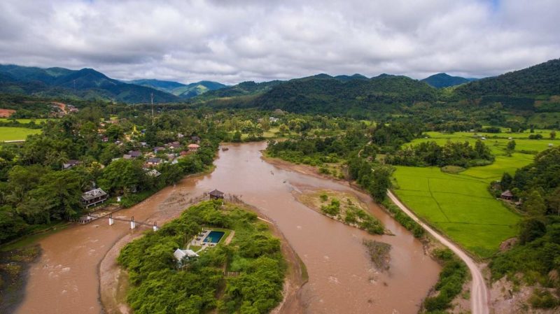 Vue aérienne d'un hotel lodge à Muang La - Laos | Au Tigre Vanillé