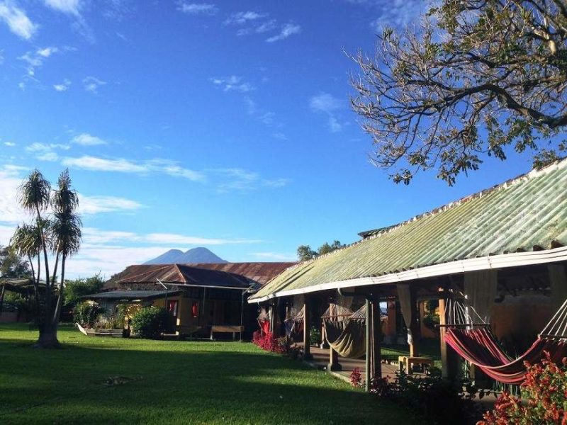 Jardin de la Posada Don Rodrigo sur le bord du lac Atitlan - Guatemala | Au Tigre Vanillé