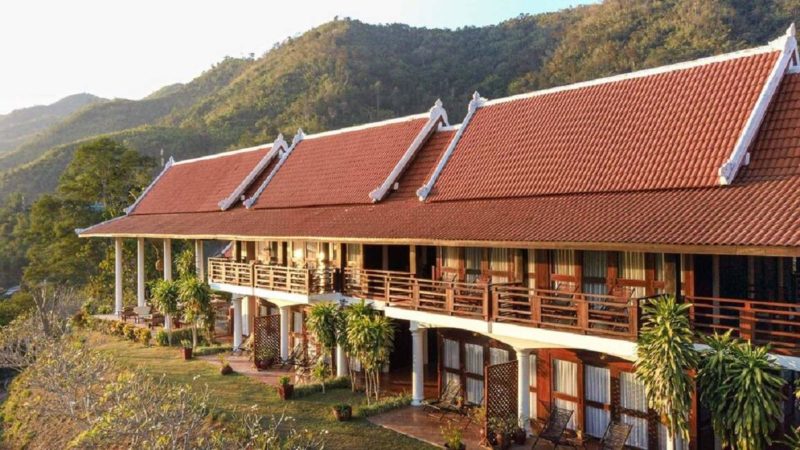 Batiment de l'hôtel Sanctuary Lodge à Pakbeng - Laos | Au Tigre Vanillé
