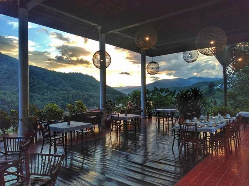 Restaurant de l'hôtel Sanctuary Lodge à Pakbeng - Laos | Au Tigre Vanillé