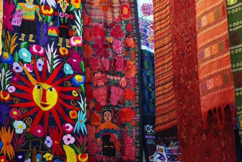 tissu-broderie-chichicastenango-guatemala Admirer les tissus traditionnels à Chichicastenango - Guatemala | Au Tigre Vanillé