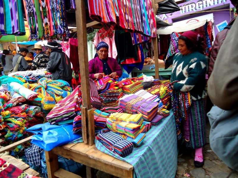 Choisir parmi les tissus colorés du marché de San Francisco el Alto - Guatemala | Au Tigre Vanillé