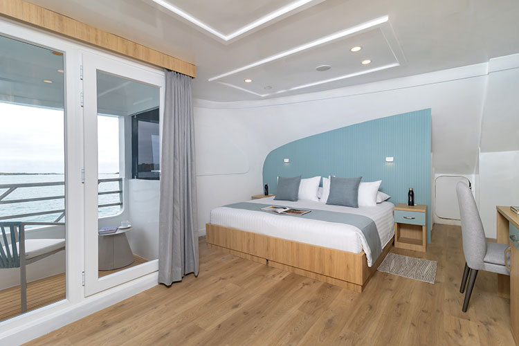 galapagos-sea-star-balcony-suite3