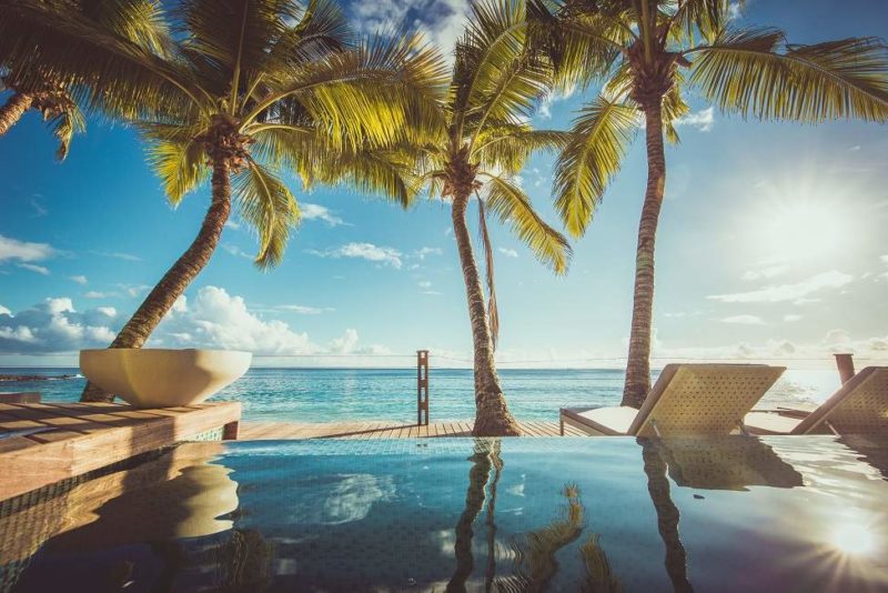 Piscine de l'hôtel Carana Beach à Mahé - Seychelles | Au Tigre Vanillé