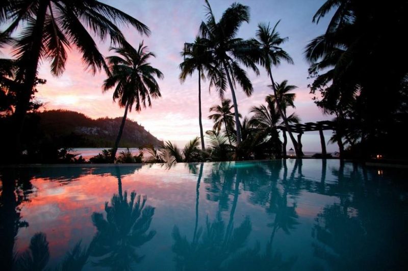 Baignade dans la piscine de North Island au coucher du soleil - Seychelles | Au Tigre Vanillé