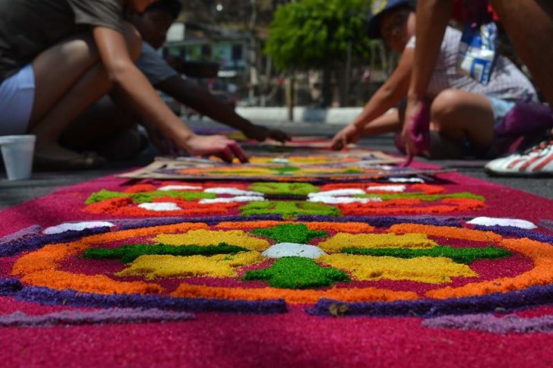 Admirer les rues fleuries d'Antigua pendant la semaine sainte - Guatemala | Au Tigre Vanillé