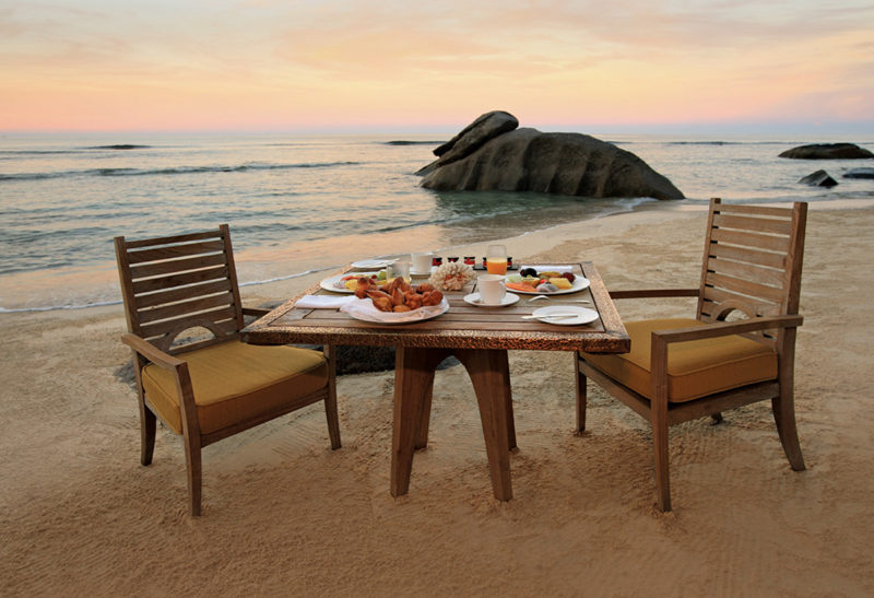 Les Seychelles, Hôtel Anantara, table sur la plage