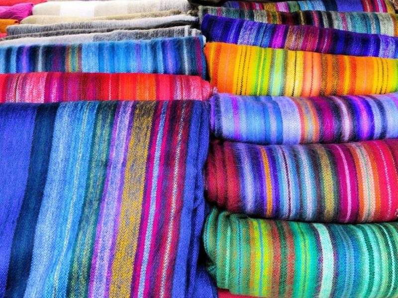 Découvrir l'artisanat local sur le marché d'Otovalo - Equateur | Au Tigre Vanillé
