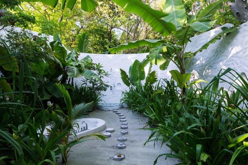 Salle de bains extérieure d'une villa au Soneva Fushi - Maldives | Au Tigre Vanillé