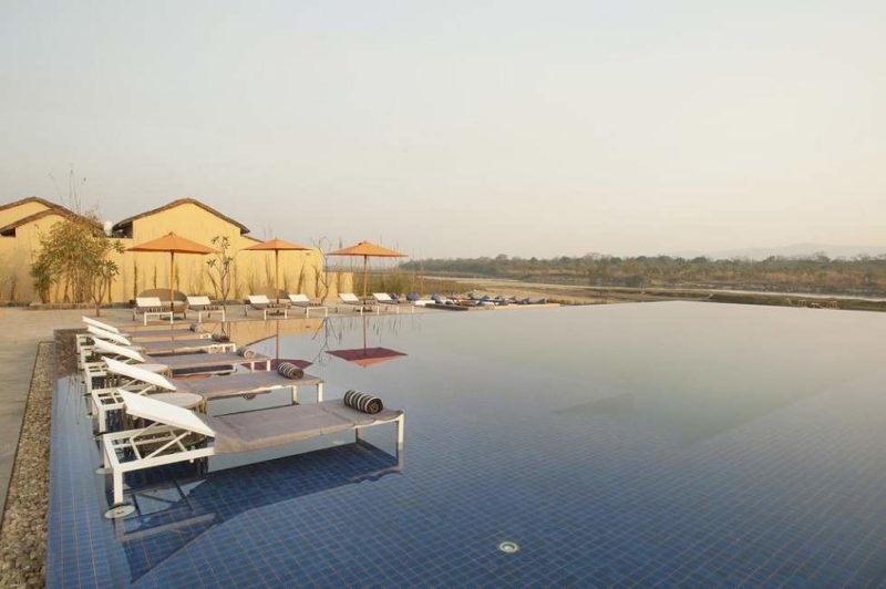 Piscine de l'hotel Meghauli Lodge Taj à Chitwan - Népal | Au Tigre Vanillé