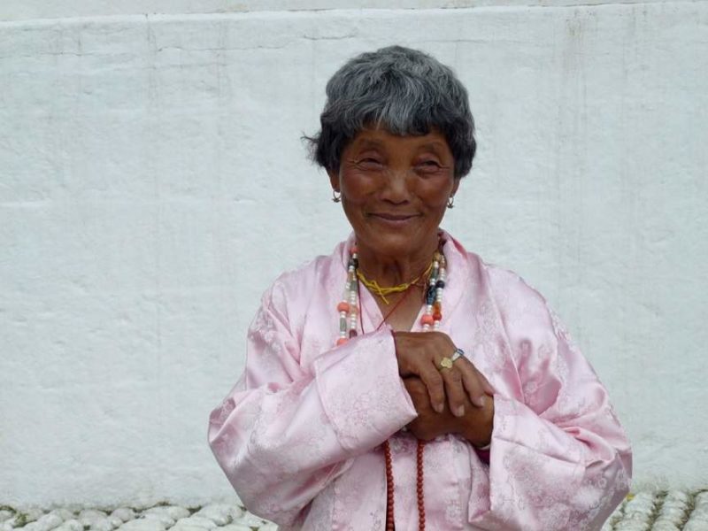 femme-village-festivites-bhoutan Partager des moments avec les bhoutanais lors de festivités - Bhoutan | Au Tigre Vanillé