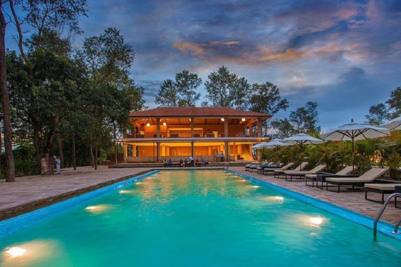 Piscine de l'hotel Kasara Jungle Resort à Chitwan - Népal | Au Tigre Vanillé