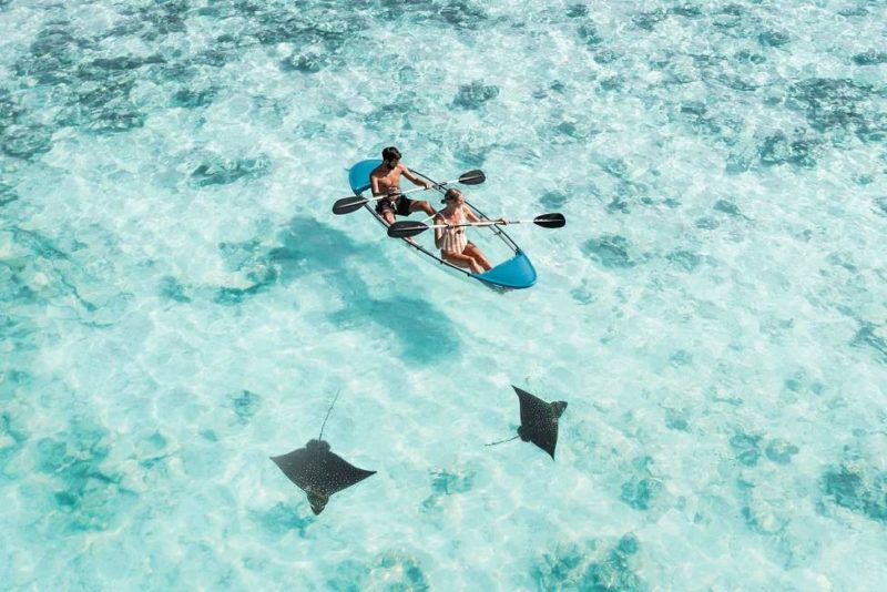 Kayak sur les eaux translucides - Maldives | Au Tigre Vanillé