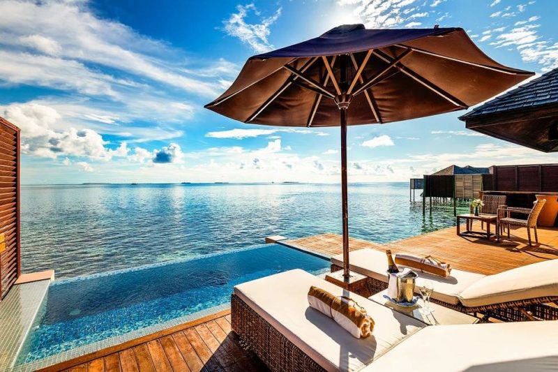 Piscine privée d'une villa sur pilotis au Lily Beach Resort & Spa - Maldives | Au Tigre Vanillé