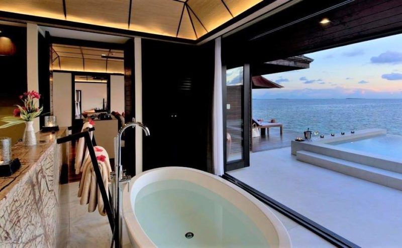 Salle de bains et piscine privée de l'hotel Lily Beach - Maldives | Au Tigre Vanillé