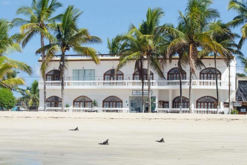 Plage au pied de l'hôtel Albemarle sur l'île Isabela - Equateur | Au Tigre Vanillé