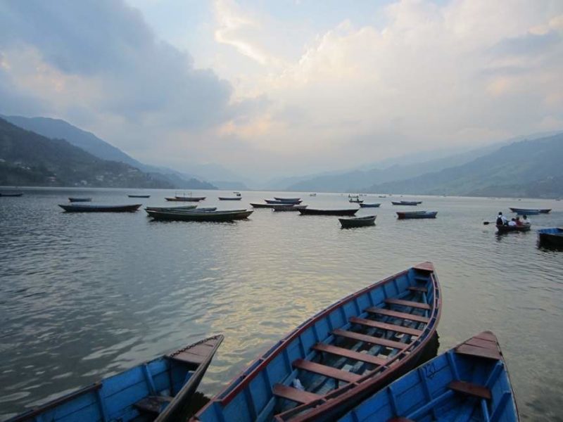 Ville de Pokhara face au lac Phewa - Népal | Au Tigre Vanillé
