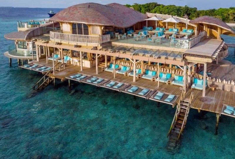 Transats au soleil de l'hotel Soneva Fushi - Maldives | Au Tigre Vanillé