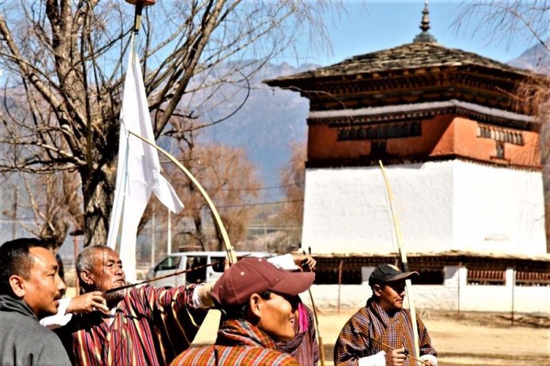 S'essayer au tir à l'arc, le sport national, à Tongsa - Bhoutan | Au Tigre Vanillé