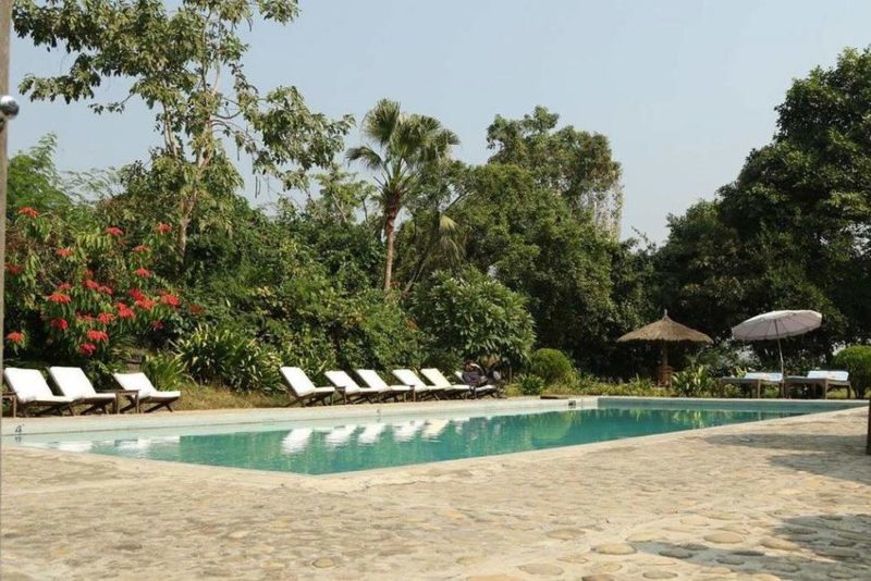 Piscine de l'hotel Tharu Lodge à Chitwan - Népal | Au Tigre Vanillé