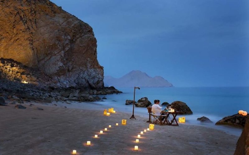 Diner sur la plage à la lueur des bougies - Oman | Au Tigre Vanillé