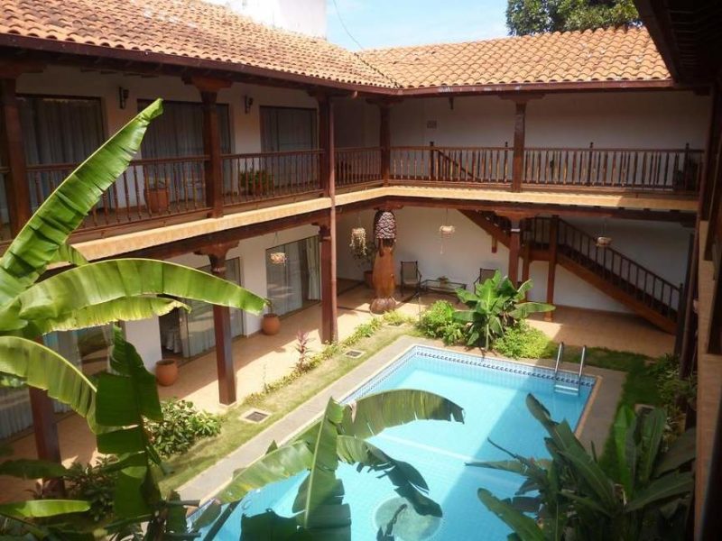 Piscine de l'hôtel La Mission à Velasco - Bolivie | Au Tigre Vanillé