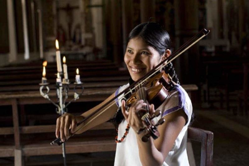 Jeune violoniste lors d'un concert baroque des missions jesuites - Bolivie | Au Tigre Vanillé