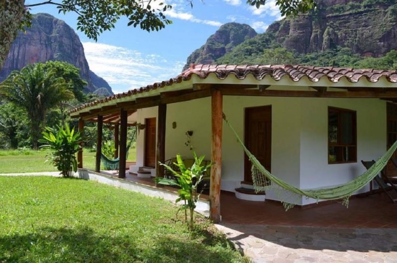 Jardin de l'hotel Refugio au parc Amboro vers Santa Cruz de la Sierra - Bolivie | Au Tigre Vanillé