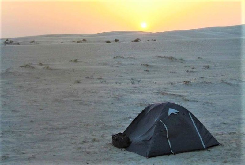 Camping dans le désert blanc ou sugar dunes de la côte omanaise - Oman | Au Tigre Vanillé