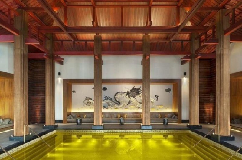 Piscine de l'hôtel St-Regis à Lhassa - Tibet | Au Tigre Vanillé