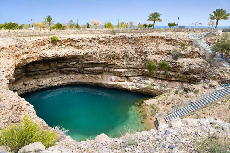 Trou d'eau turquoise de Bimah sur la côte omanaise - Oman | Au Tigre Vanillé