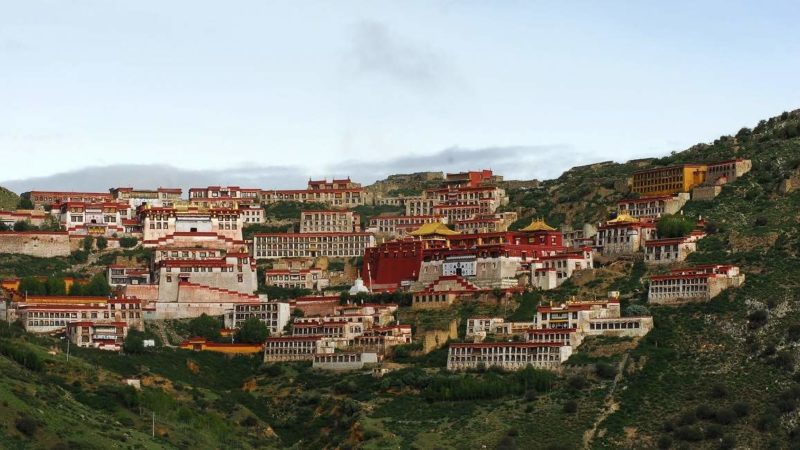 Monastère de Ganden dans la vallée de la Kyichu - Tibet | Au Tigre Vanillé