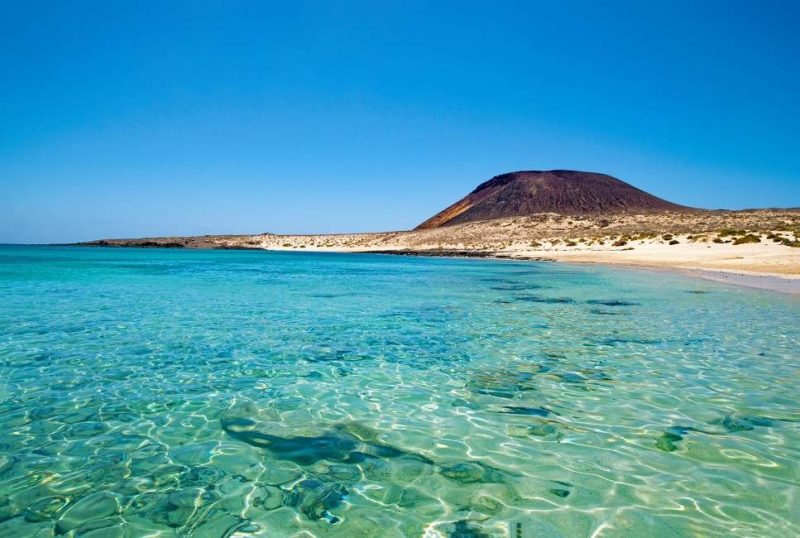 Plage d'eau turquoise à La Graciosa à Lanzarote - Îles Canaries | Au Tigre Vanillé