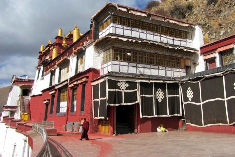 Monastère de Drigung dans la vallée de la Kyichu - Tibet | Au Tigre Vanillé