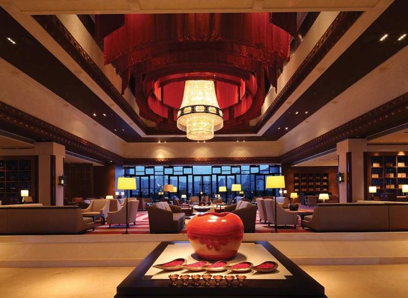 Lobby de l'hôtel Shangri-La à Lhassa - Tibet | Au Tigre Vanillé