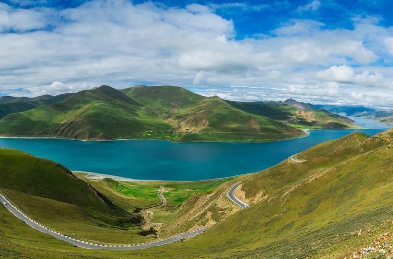 Train traversant des plaines et des lacs de Xining à Lhassa - Tibet | Au Tigre Vanillé