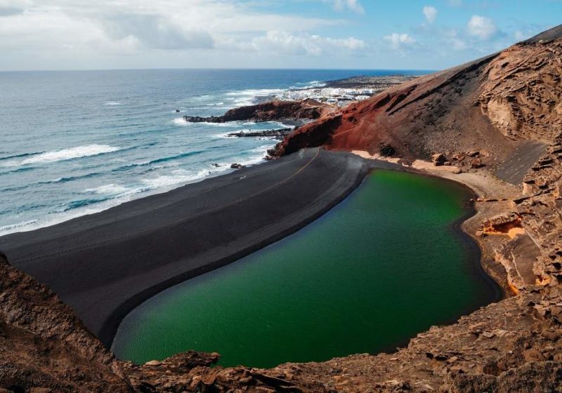 Eau verte et sable noir à Lanzarote - Îles Canaries | Au Tigre Vanillé